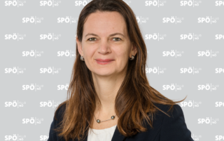 LAbg. Suchan-Mayr vor Klub-Wand Porträt