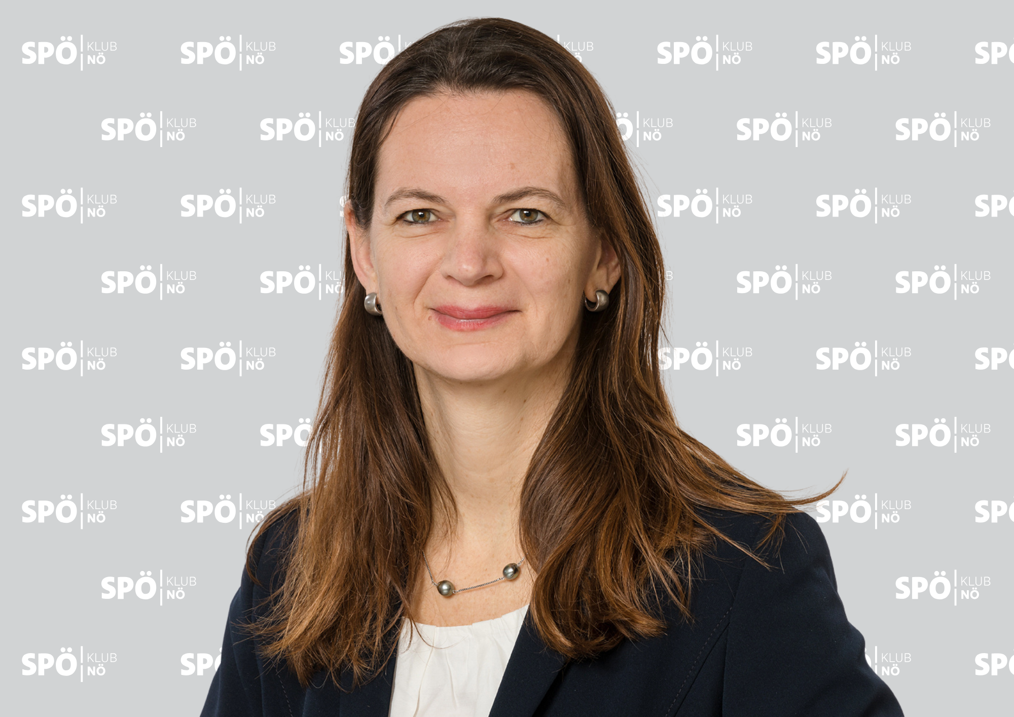 LAbg. Suchan-Mayr vor Klub-Wand Porträt