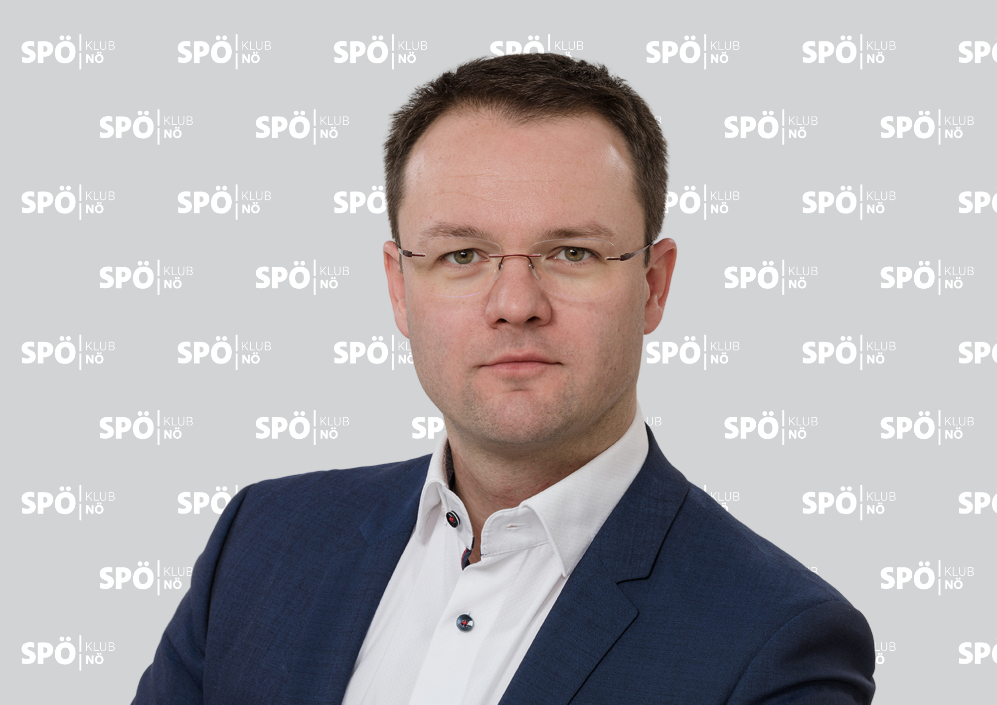 LAbg. Pfister vor Klubwand