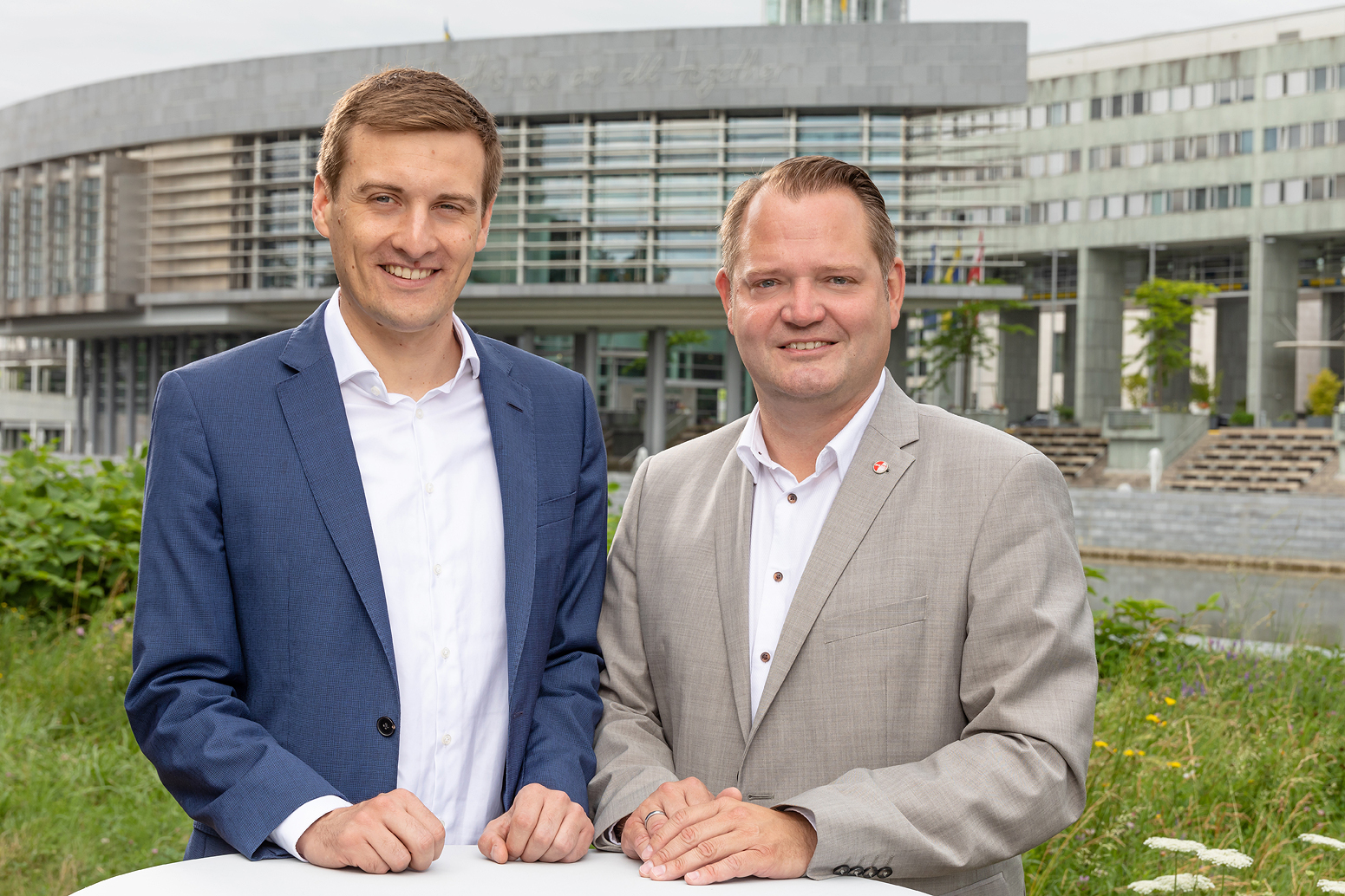 LR Hergovich und LAbg Samwald vor Landhaus