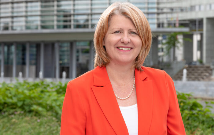 LAbg. Karin Scheele vor dem Landhaus St. Pölten