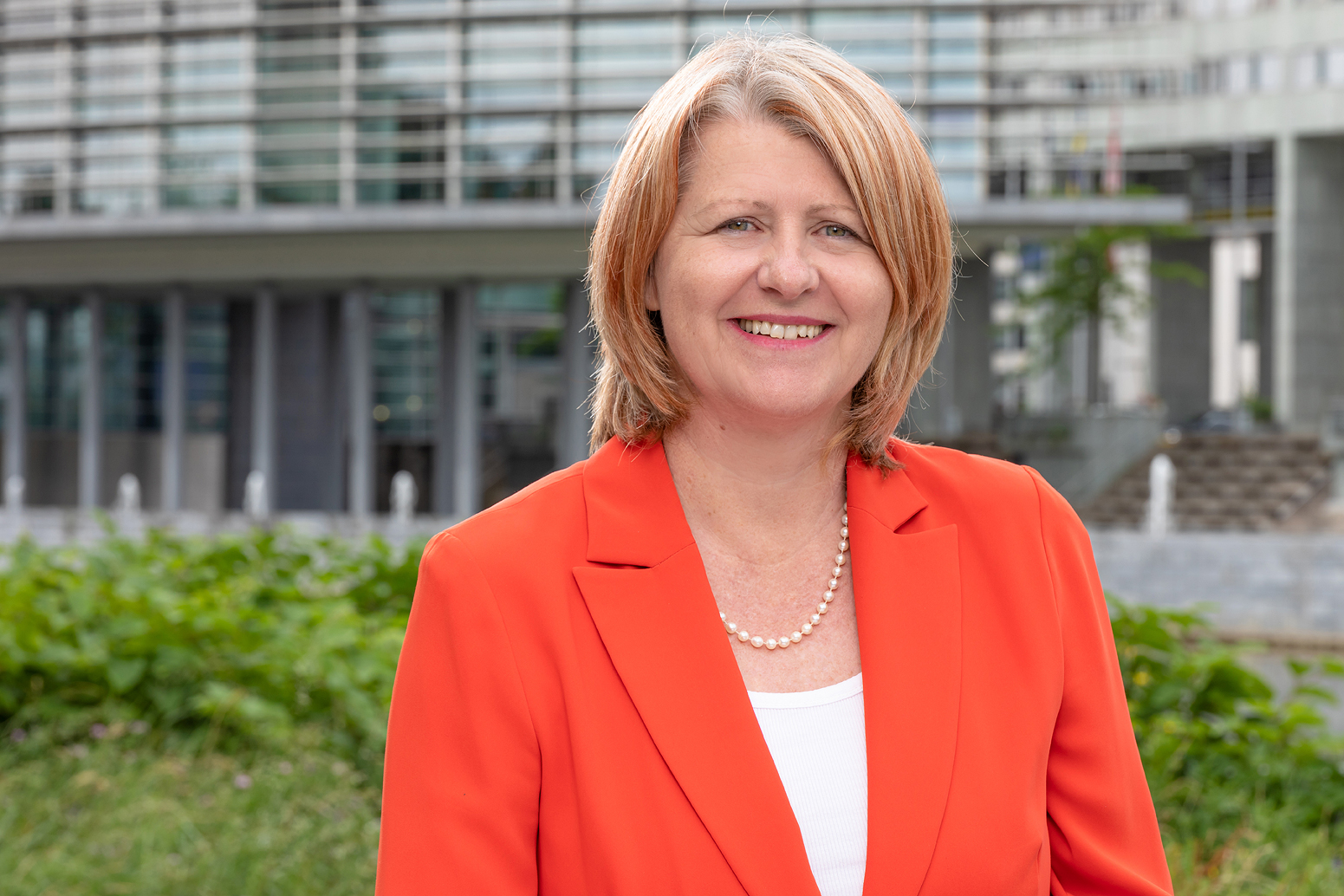 LAbg. Karin Scheele vor dem Landhaus St. Pölten