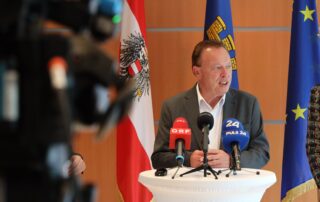 Klubobmann Hannes Weninger bei einer Pressekonferenz