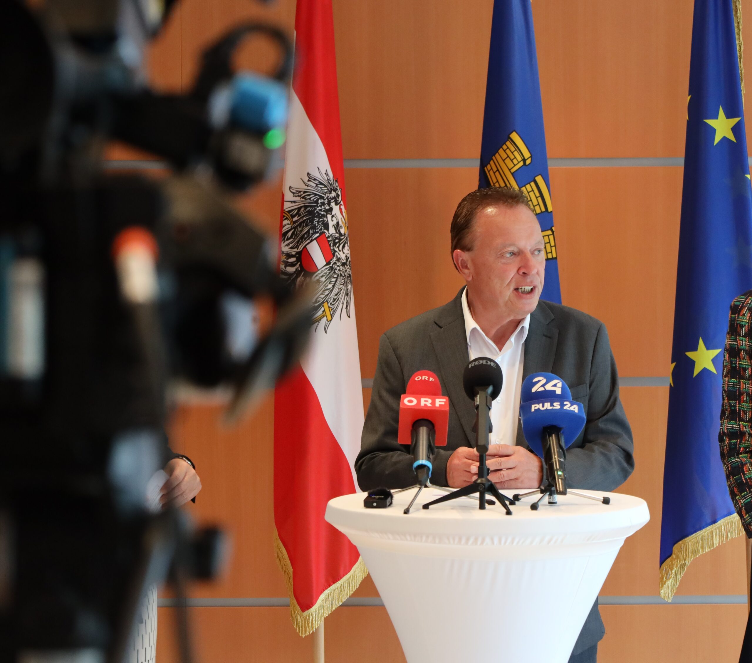 Klubobmann Hannes Weninger bei einer Pressekonferenz