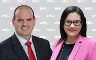 LAbg. Zonschits und NAbg. Erasim vor Klubwand