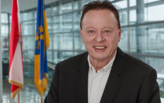 SPÖ-Klubobmann Hannes Weninger vor NÖ-Fahne Landgaus