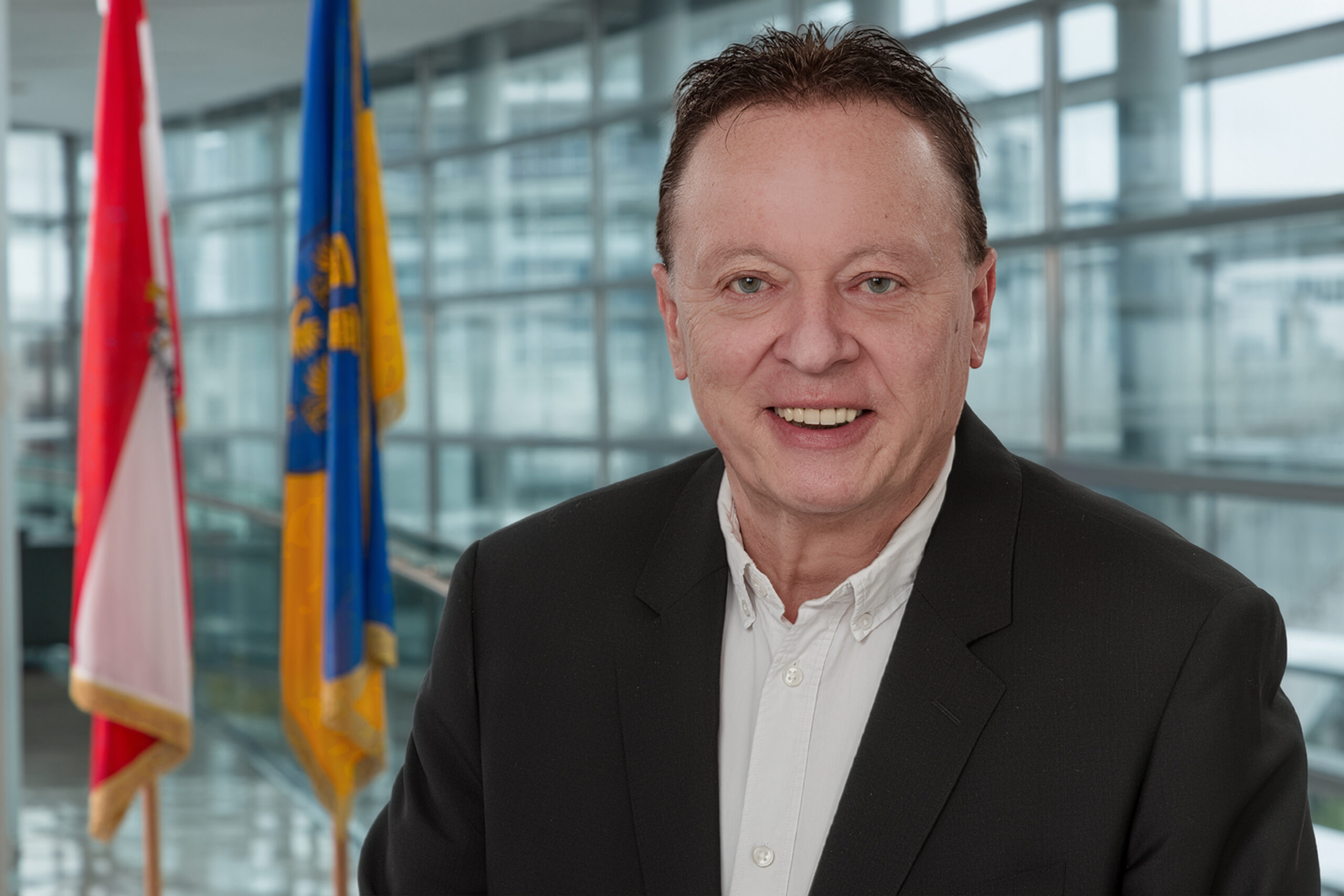 SPÖ-Klubobmann Hannes Weninger vor NÖ-Fahne Landgaus