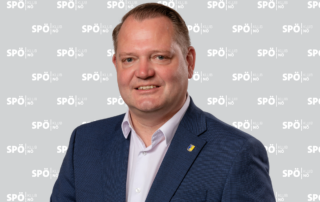 Landtagsabgeordneter Bürgermeister Mag. Christian Samwald vor Klublogo