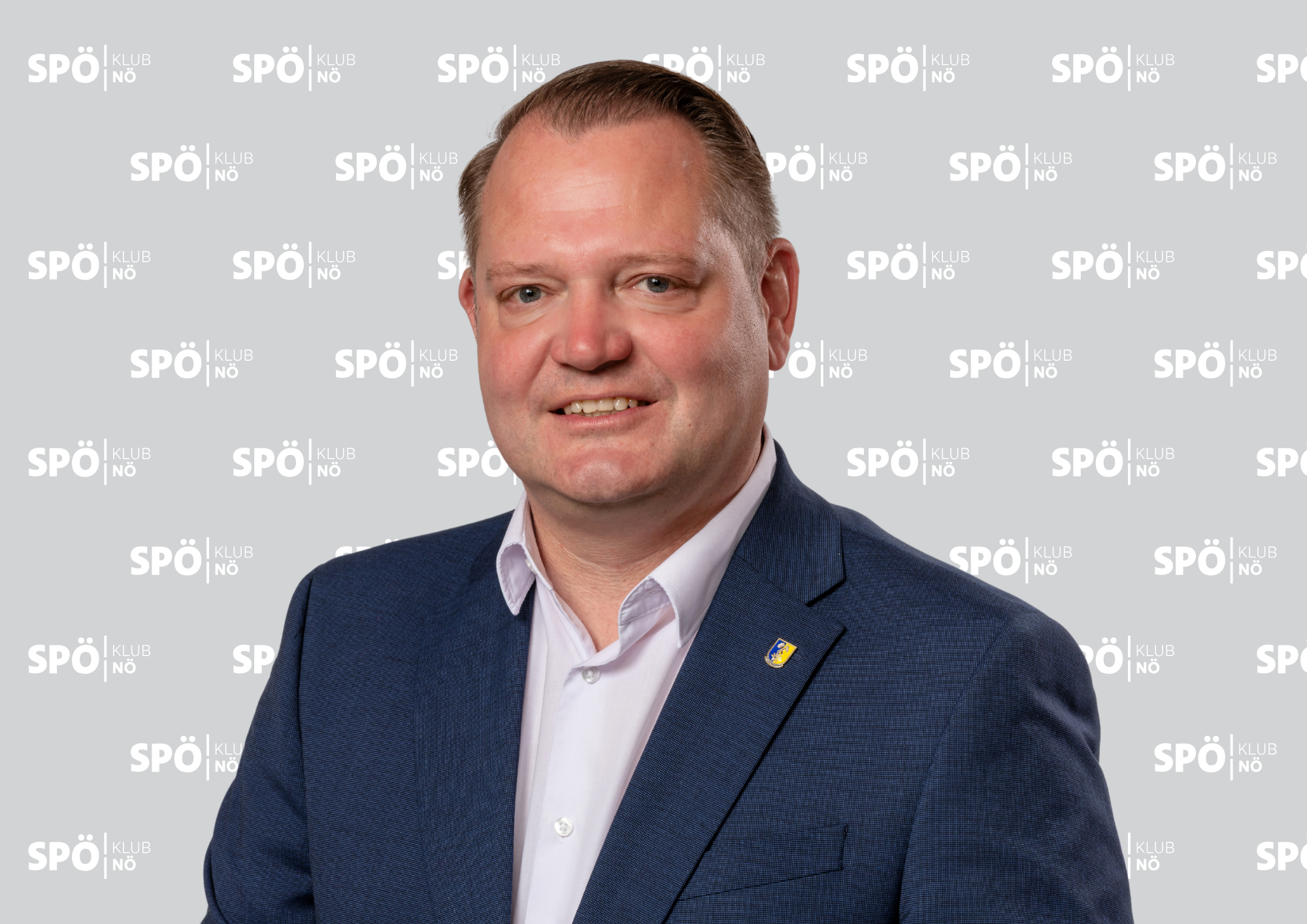 Landtagsabgeordneter Bürgermeister Mag. Christian Samwald vor Klublogo