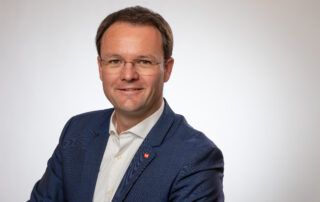 LAbg. René Pfister vor grauem Hintergrund SPÖ