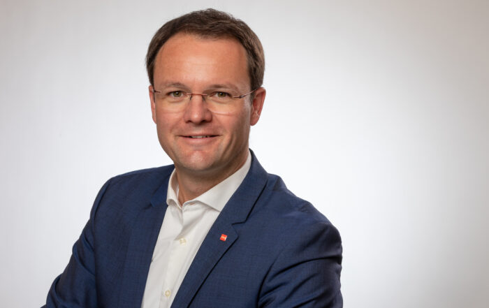 LAbg. René Pfister vor grauem Hintergrund SPÖ