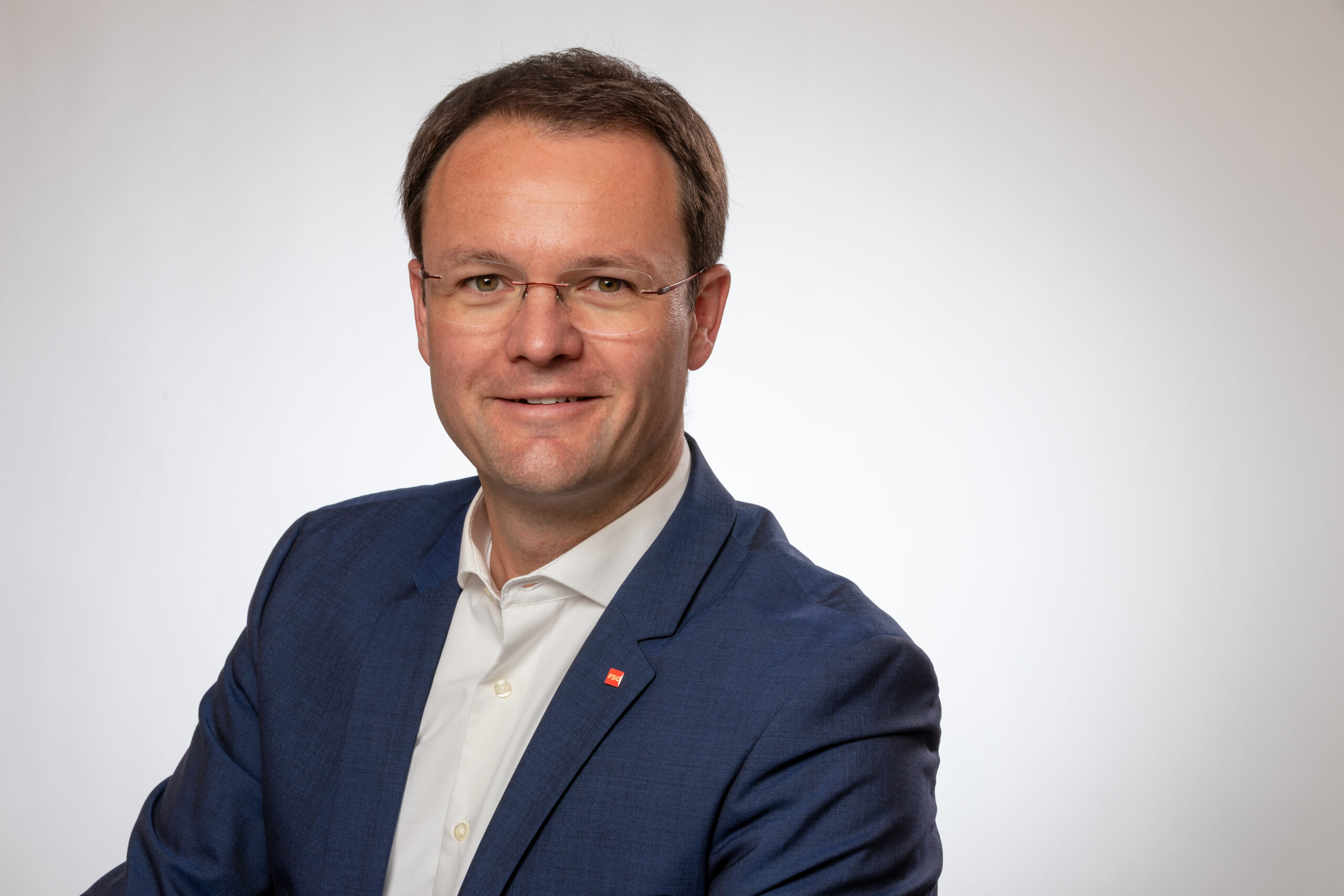 LAbg. René Pfister vor grauem Hintergrund SPÖ
