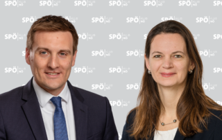 LR Sven Hergovich und LAbg. Bgm. Kerstin Suchan-Mayr vor Logowand