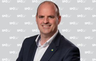 Klubobmann SPÖ NÖ Rene Zonschits vor Klublogo