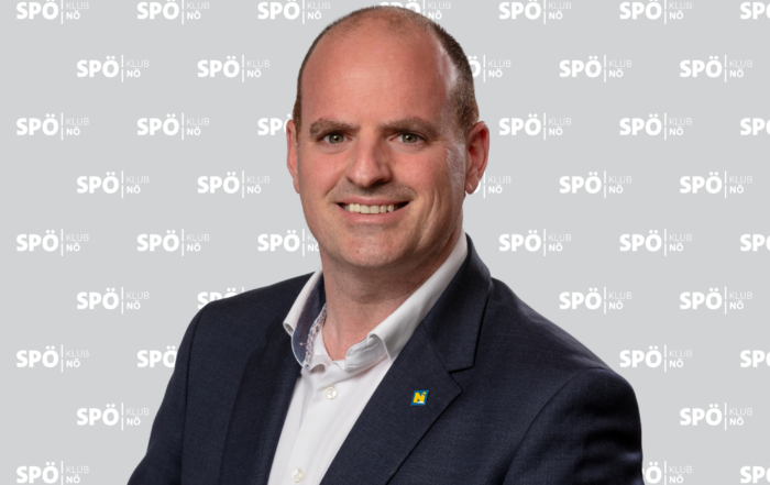Klubobmann SPÖ NÖ Rene Zonschits vor Klublogo