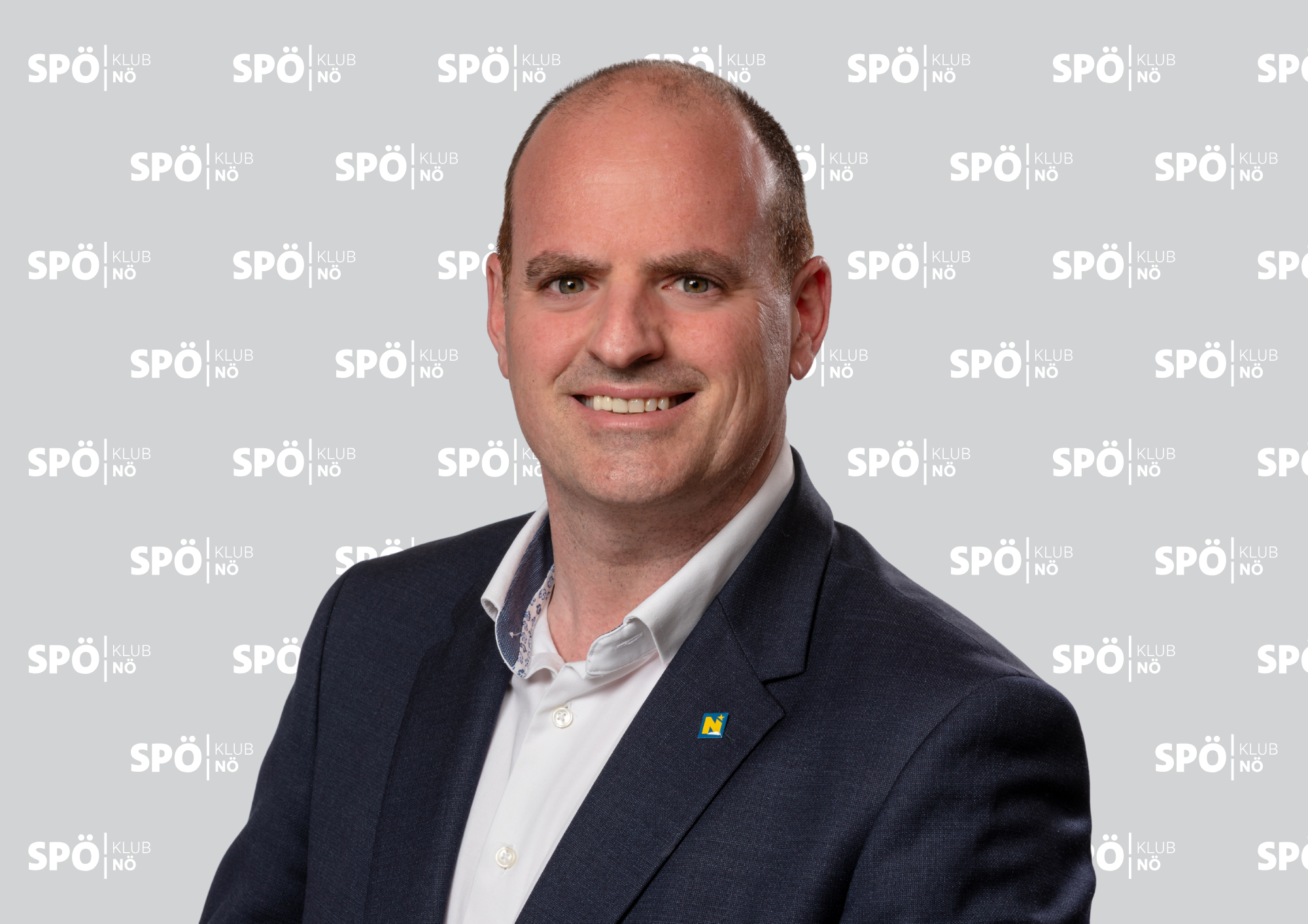 Klubobmann SPÖ NÖ Rene Zonschits vor Klublogo